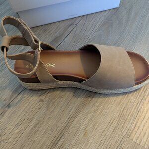 Brand New Dream Pairs Sandals